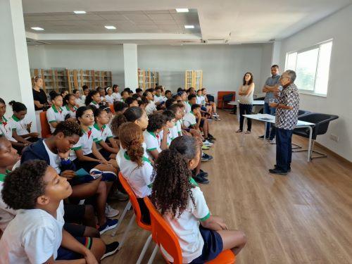 A visita de um herói à escola